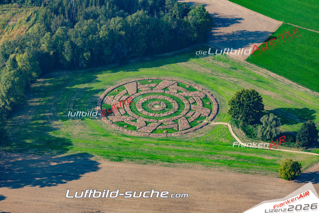 Aktuelles Luftbild von kornkreis ammersee - Die Luftaufnahme wurde 2020 mittels UL-Flugzeug erstellt ( keine Drohne ) - hochauflösende Kamera-Systeme von  Canon -Beste Qualität - Für grossformatige Ausdrucke geeignet. Die Geschenkidee !