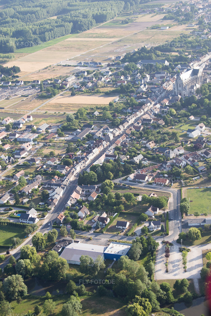 Luftbild: Ortsansicht in Cléry-Saint-André im Bundesland Loiret in Frankreich. Foto: IMG_082532.jpg vom 21.06.2015 durch Werner Riehm/FLY-FOTO.de