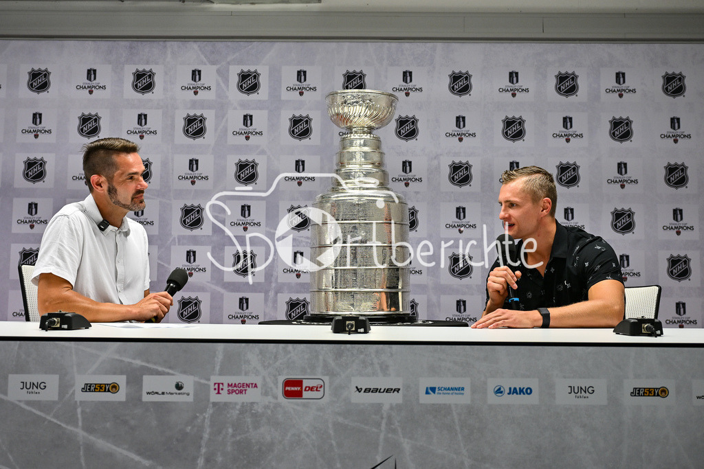 Cup Day | Nico STURM bringt den Stanley Cup zum zweiten mal nach Augsburg / Im Bild der offizielle Pressetermin mit RT1 Moderator Alex KUNZ