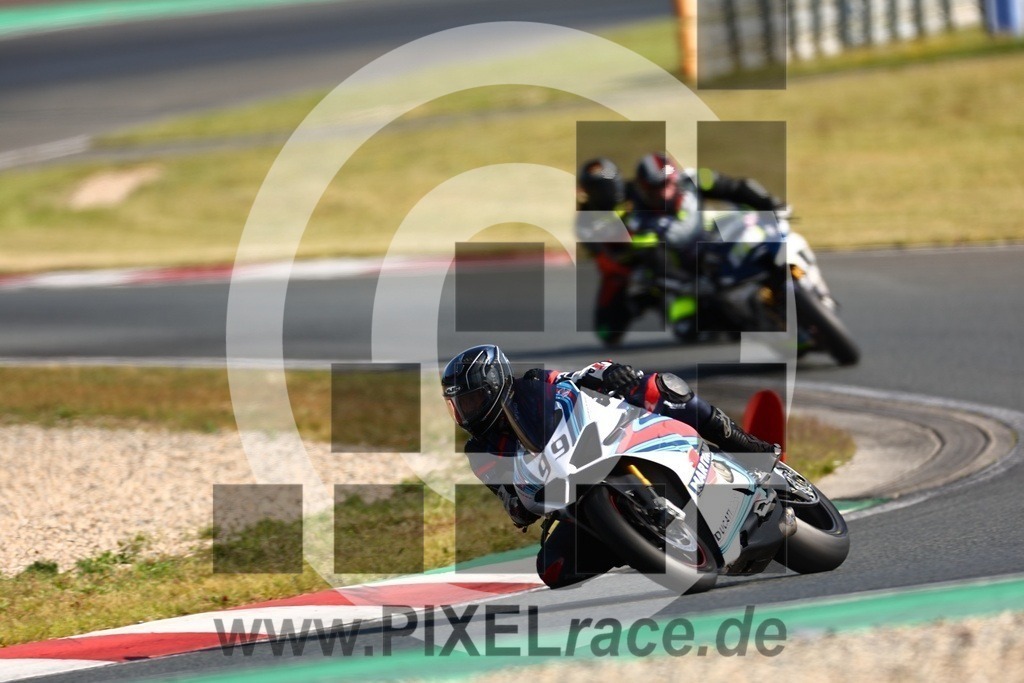 0099-20240720_00687 | Schöne Erinnerungen an spannende Momente - das festzuhalten ist unser Job. PIXELrace.de ist seit 2003 auf den Rennstrecken Europas unterwegs um die Action draußen beim Fahren und die wunderbare Stimmung imm Fahrerlager für euch einzufangen.