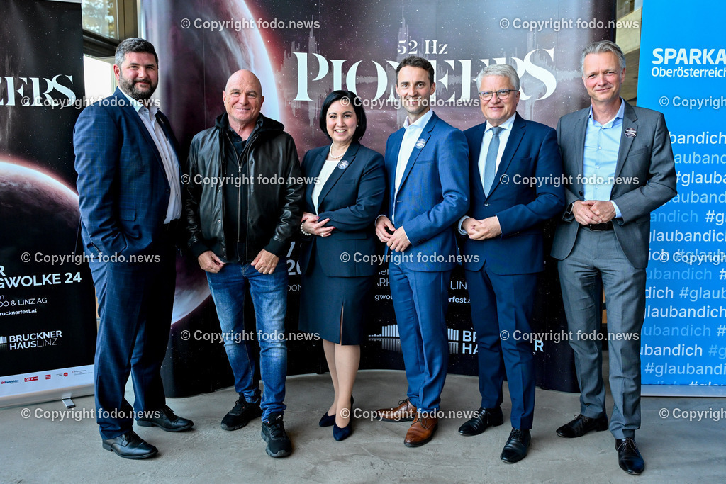 Pressekonferenz Brucknerhaus Linz - Klangwolke 2024_ Pioneer 52Hz_ 14.05.2024-27 | 14.05.2023, Brucknerhaus Linz, AUT, Pressekonferenz Brucknerhaus Linz - Klangwolke 2024, Pioneer 52Hz, im Bild Wolfgang Scheibner (Produktionsleiter Klangwolke 2024), Carlos Padrissa (La Fura dels Baus, Artistic Director), Stefanie Christina Huber (Vorstandsvorsitzende Sparkasse Oberoesterreich), Rene Esterbauer (Kaufmaennischer Geschaeftsfuehrer der LIVA), Klaus Luger (SP, Bgm. der Stadt Linz), Klaus Obereder (Landesdirektor ORF Oberoesterreich)