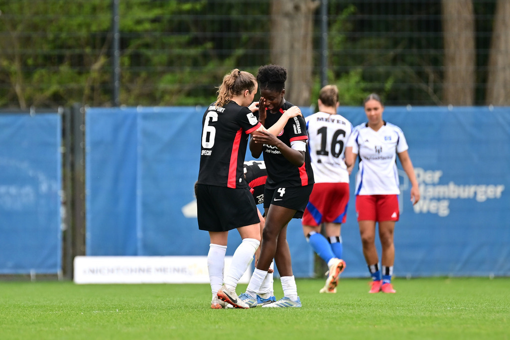 Fußball I Frauen I Saison 2024-2025 I 2. Bundesliga I 21. Spieltag I Hamburger SV - Eintracht Frankfurt II | Schaut enttäuscht, betrübt, deprimiert, frustriert, geknickt, gekränkt, niedergeschlagen, unzufrieden, ernüchtert, schlecht gelaunt:  Michaela Specht (6, Eintracht Frankfurt II) und Emily Wallrabenstein (4, Eintracht Frankfurt II) - Realisiert mit Pictrs.com