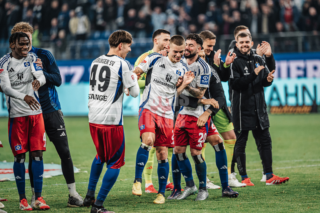 Fußball | Männer | Saison 2024/2025 | 2. Fußball-Bundesliga | 25. Spieltag | Hamburger SV vs. Fortuna Düsseldorf | 08.03.2025 | v.l. Otto Emerson Stange (#49, HSV) Miro Muheim (#28, HSV) und Marco Richter (#20, HSV) feiern nach dem Sieg