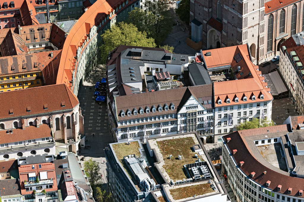dr__0063549.jpg | MüNCHEN 29.04.2025 Verwaltungsgebäude des Unternehmens Hirmer und Augustiner Klosterwirt an der Augustinerstraße, Kaufingerstraße in München im Bundesland Bayern, Deutschland. // Administration building of the company Hirmer and Augustiner Klosterwirt on street Augustinerstrasse, Kaufingerstrasse in Munich in the state Bavaria, Germany. Foto: Daniel Reiter