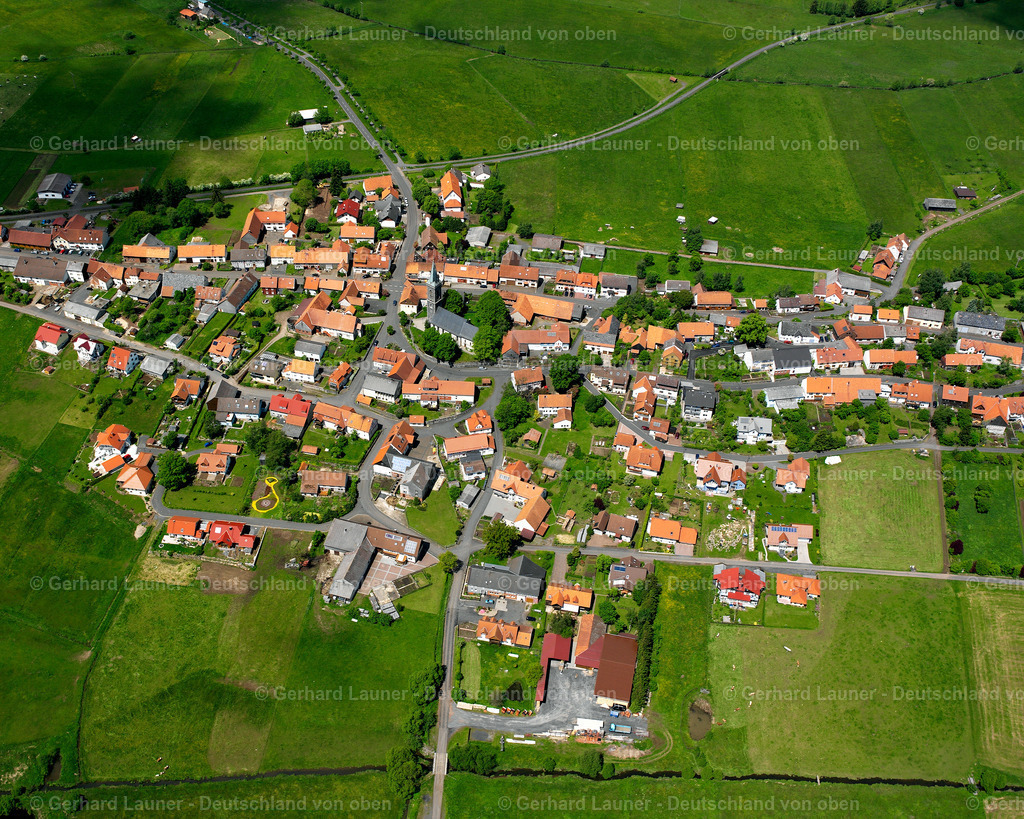 2615293 | CRAINFELD 09.06.2006 Landwirtschaftliche Nutzflächen und Feldgrenzen  umsäumen das Siedlungsgebiet des Dorfes in Crainfeld im Bundesland Hessen, Deutschland // Agricultural land and field boundaries surround the settlement area of the village  in Crainfeld in the state Hesse, Germany Foto: Gerhard Launer