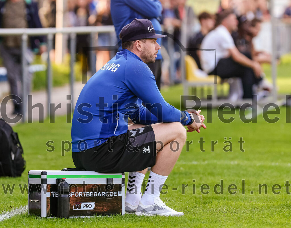 2023-08-08_043_FC_Moosinning_gegen_FC_Langengeisling | Moosinning, Deutschland, 08.08.2023:
Fußball, Bezirksliga Oberbayern Ost 2023 / 2024, 3. Spieltag, FC Moosinning gegen FC Langengeisling, Endergebnis: 0:4

Co-Trainer Douglas Wilson (FC Langengeisling)

Foto: Christian Riedel / fotografie-riedel.net