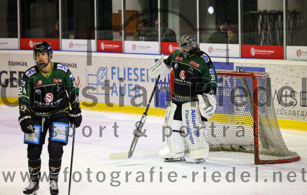 2022-11-04_120_Eishockey_TSV_Erding_gegen_TSV_Peissenberg | Erding, Deutschland, 04.11.2022:
Eishockey, Bayernliga 2022 / 2023, 10. Spieltag, TSV Erding gegen TSV Peißenberg, Endergebnis: 4:3

Lukas Krämmer (Erding Gladiators, #24), Torwart Christoph Schedlbauer (Erding Gladiators, #31)

Foto: Christian Riedel / fotografie-riedel.net
