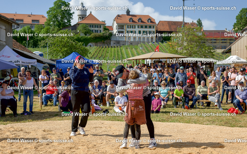 Finale Zwergli Anna Ayer __ - Graf Svenja __ Lutte suisse F_minine _ Montmagny VD_ le Samedi 3 mai 2025_ Montmagny VD. F_te _ couronne et palme Photos www.sports-suisse.ch (15) | sports-suisse.ch