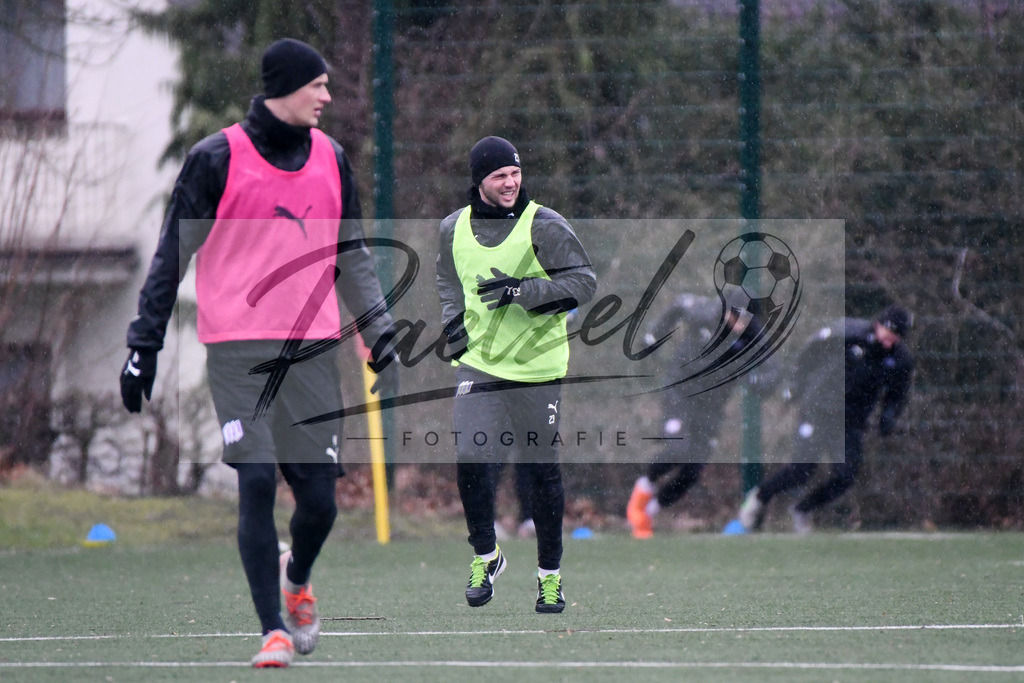 20200213_TRAOSN_0047 | Fussball, Herren: David Blacha (VfL Osnabrueck) schaut waehrend der Trainingseinheit des VfL Osnabrueck im Sportpark Illoshoehe am 13.02.2020 in Osnabrueck, Deutschland. - Realisiert mit Pictrs.com