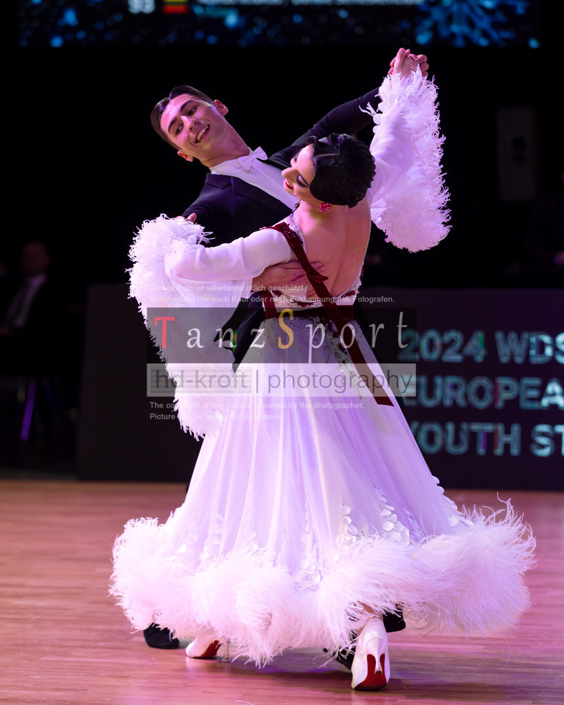 20241215_WDSF_Int_Open_Std-Riga-9860 | Tanzsportbilder, Standardtanz, Lateintanz, WDSF, DTV, LTVB, dancecomp, goc, hessen tanzt, blaues band der spree, walzer, tango, wiener walzer, slowfox, quickstepp, samba, rumba, cha-cha-cha, paso doble. jive, hd-kroft photography, turniertanzsport