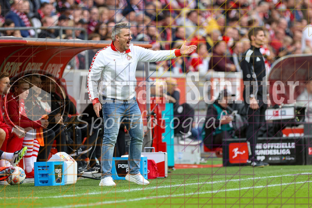1. FC Köln vs Hamburger SV - 1. Bundesliga  | Köln, Deutschland, 02.11.25:   Trainer Lukas Kwasniok  gestikuliert, Gestik waehrend des Spiels der Bundesliga zwischen  1. FC Köln vs Hamburger SV in der RheinEnergieStadion(Foto von Brauer-Fotoagentur / Adrian Schlueter)