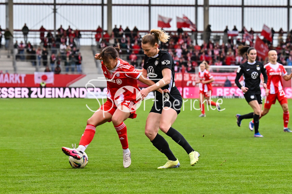 FC Bayern München - VfL Wolfsburg | MUNICH, GERMANY - 22. FEBRUARY: im Duell Momoko TANIKAWA (FC Bayern Munich 18) und Sarai LINDER (VfL Wolfsburg Frauen 39) während dem Spiel zwischen den Frauen des FC Bayern München und den Frauen des VfL Wolfsburg am 19. Spieltag der Google Pixel Frauen-Bundesliga am FC Bayern Campus