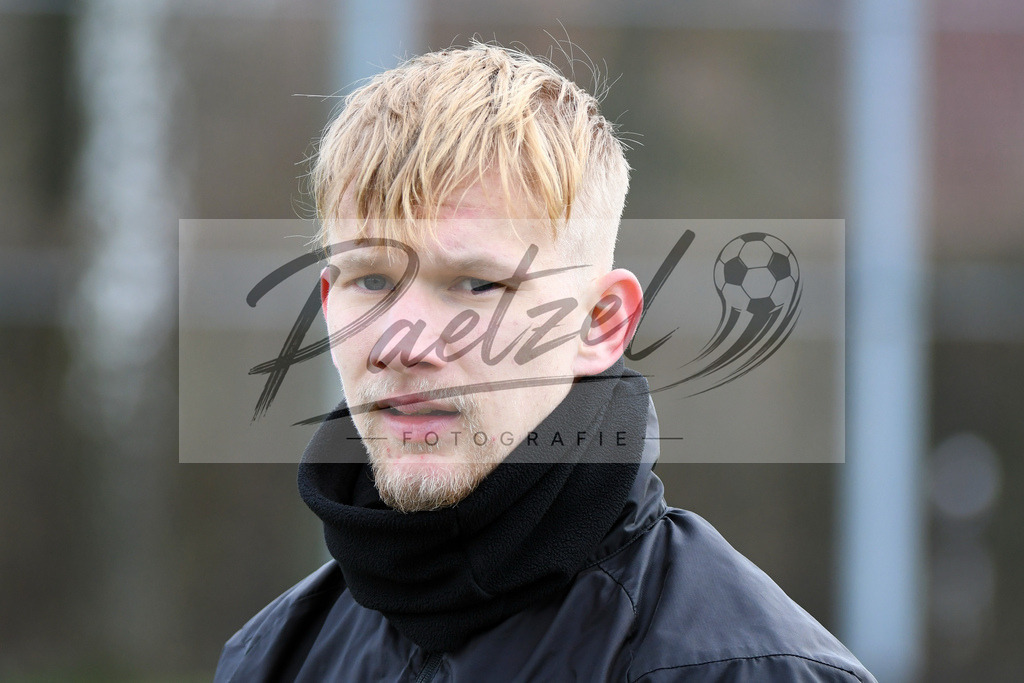 20200221_TRAOSN_0033 | Fussball, Herren: Bryan Henning (VfL Osnabrueck) schaut waehrend der Trainingseinheit des VfL Osnabrueck im Sportpark Illoshoehe am 21.02.2020 in Osnabrueck, Deutschland. - Realisiert mit Pictrs.com