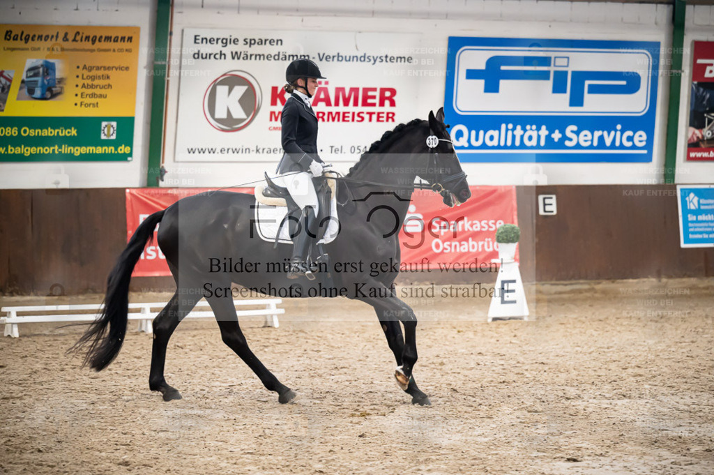 Hallenreittunier Voxtrup 2023 | Entdecke hochwertige Reitturnierfotos von Foto Oger. Professionell, emotional und authentisch – jetzt Lieblingsmomente im Shop bestellen. - Realisiert mit Pictrs.com