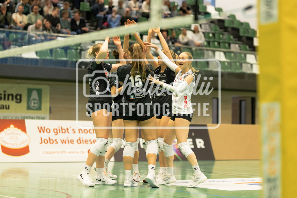Volleyball I Frauen I Saison 2025-2026 I 2. Bundesliga I VC Osnabrück - SCU Emlichheim-26 | Lona Volkers (15, SCU Emlichheim) Leonie Klassen (1, SCU Emlichheim) - Realisiert mit Pictrs.com