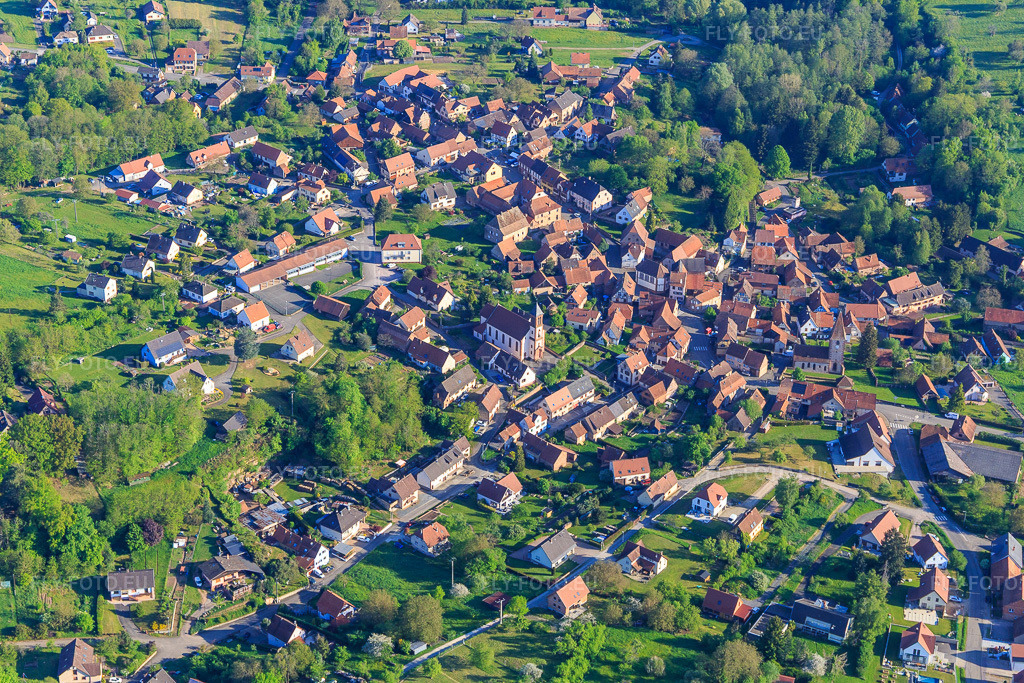 Vue aérienne: Vue d'un village à la lisière nord des Vosges depuis le sud à Weiterswiller dans le département Bas Rhin, France. Photo: IMG_146020.jpg prise le 01/05/2025 par Werner Riehm/FLY-FOTO.euRésolution de l'original: 4931 x 3288 px
