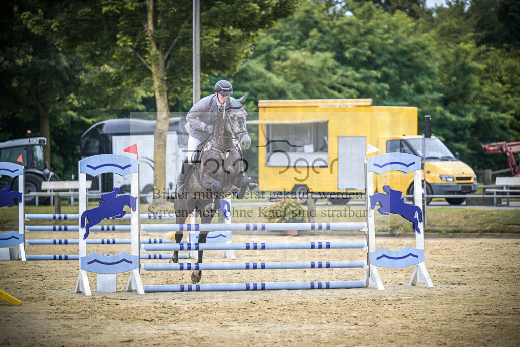 DOS_2964 | Entdecke hochwertige Reitturnierfotos von Foto Oger. Professionell, emotional und authentisch – jetzt Lieblingsmomente im Shop bestellen.Deutschlandweite Turnierfotografie. - Realisiert mit Pictrs.com