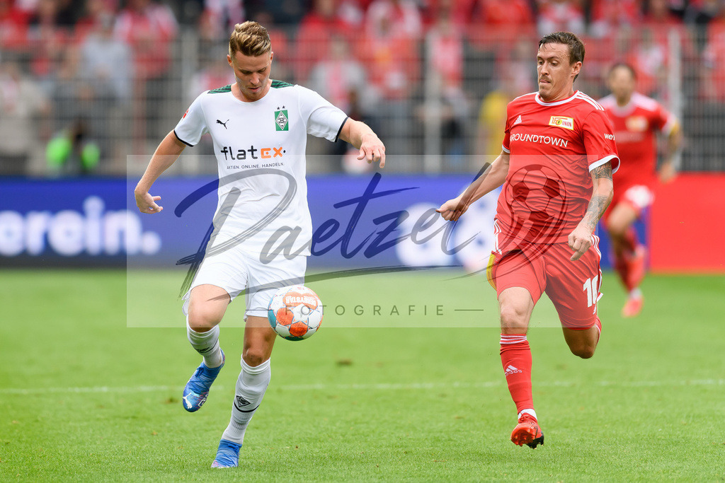 FCUBMG20210829_175 | Fussball, Herren: Nico Elvedi (Borussia Moenchengladbach) und Max Kruse (1.FC Union Berlin) im Zweikampf beim Spiel der 1. Bundesliga zwischen 1. FC Union Berlin und Borussia Moenchengladbach im Stadion An der Alten Foersterei am 29.08.2021 in Berlin, Deutschland. - Realisiert mit Pictrs.com