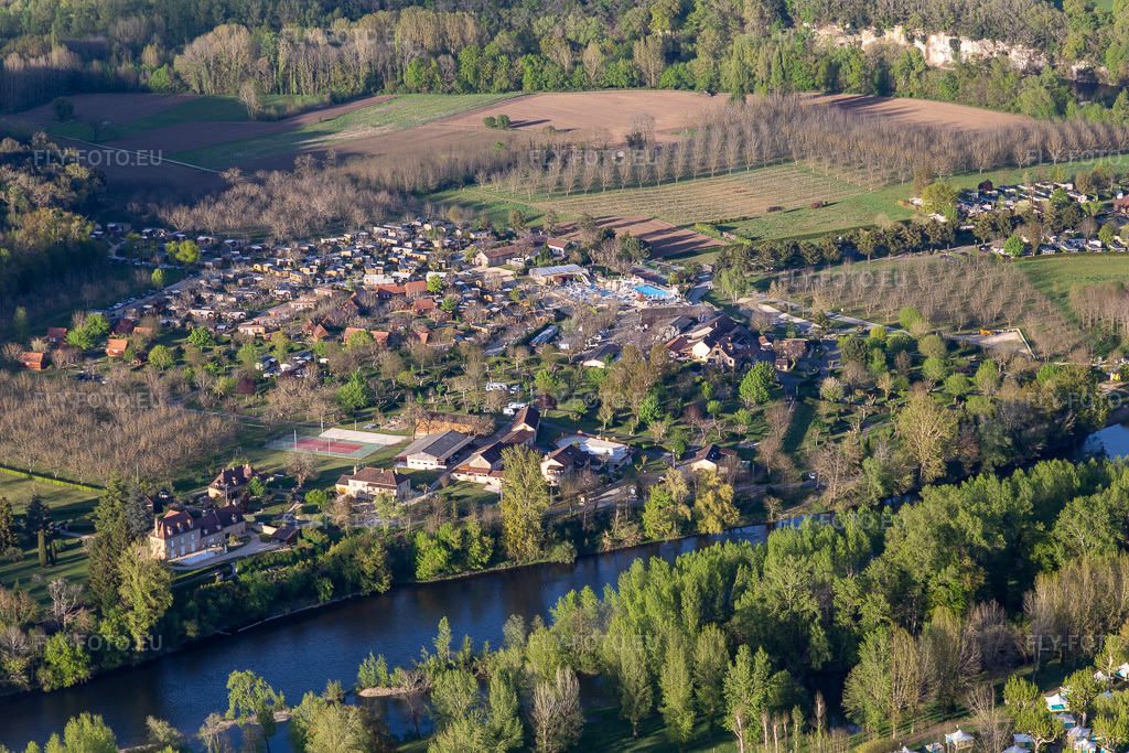 Vue aérienne: Camping Soleil-Plage en Dordogne à Vitrac dans le département Dordogne, France. Photo: IMG_113577.jpg prise le 16/04/2019 par Werner Riehm/FLY-FOTO.eu – Résolution de l'original: 5472 x 3648 px