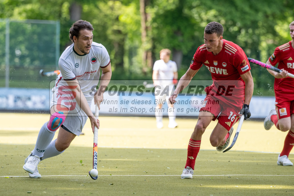 SFE_20240511_0055 | Krefeld, Deutschland, 11.05.2024: Masi Pfandt (Crefelder HTC) Antheus Barry (Rot-Weiss Köln) in Aktion waehrend des Spiels der Feldhockey 1. Bundesliga Herren zwischen Crefelder HTC - Rot Weiss Köln im Gerd-Wellen-Hockeyanlage am 11.05.2024 in Krefeld, Deutschland. (Foto von Stephan Fehrmann)

Krefeld, Germany, 11.05.2024: Masi Pfandt (Crefelder HTC) Antheus Barry (Rot-Weiss Köln) in action during the game of Feldhockey 1. Bundesliga Herren between Crefelder HTC - Rot Weiss Köln in Gerd-Wellen-Hockeyanlage at 11.05.2024 in Krefeld, Deutschland. (Foto from Stephan Fehrmann)