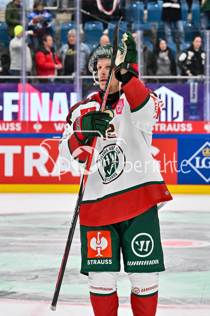 ERC Ingolstadt - Frölunda HC | INGOLSTADT, GERMANY - 02. DECEMBER: die Spieler der Schweden feiern den Auswärtssieg in Ingolstadt nach dem Match zwischen dem ERC Ingolstadt und Frölunda HC beim Hinspiel im Viertelfinale der Champions Hockey League in der Saturn Arena / Max FRIBERG (Frölunda Gothenburg 12)