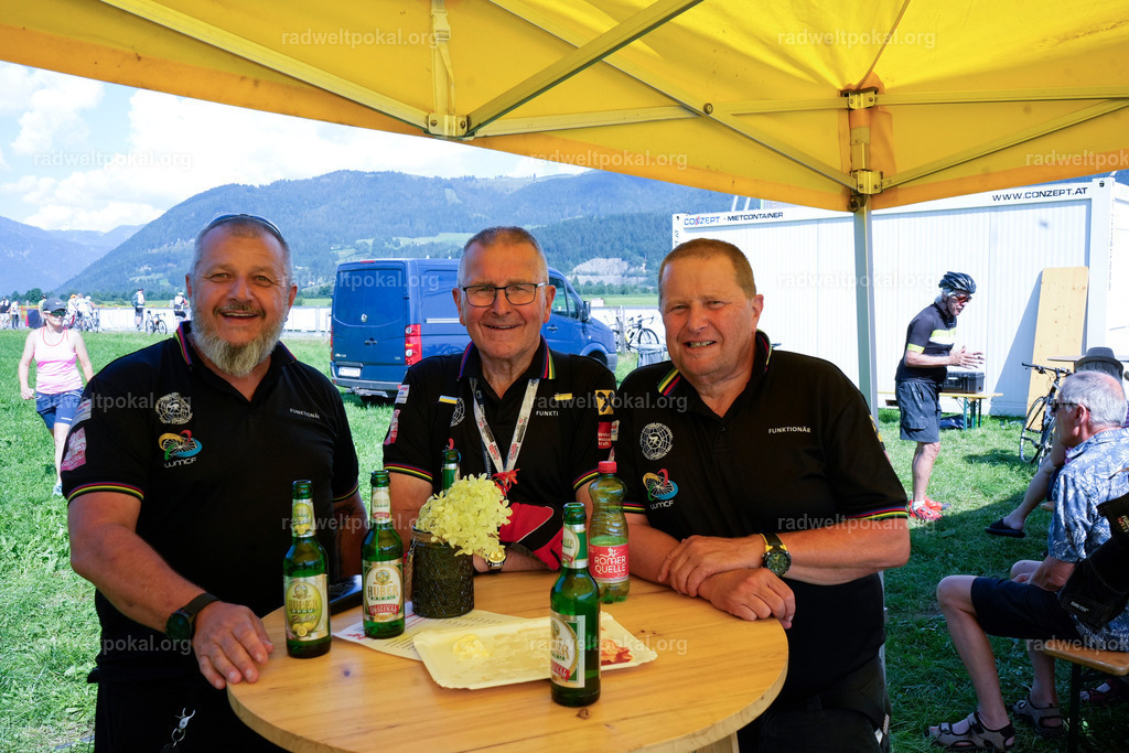 811_20230817_Bewerb_Maenner_Muehlanger | AUT - OESTERREICH, 2023-08-16: SPORT RENNRAD-FAHREN - 55. INTERNATIONALER RADWELTPOKAL IN ST. JOHANN IN TIROL  - Vintage-Radrennen mit WM-Bronze-Medaillen-Siegerin Christina Schweinberger, den Teilnehmer und Alexander Baumann (vom Orginastions-Team) - TAG 2 BEWERB MAENNER IN SECHS GRUPPEN  ; Foto: Roland Muehlanger