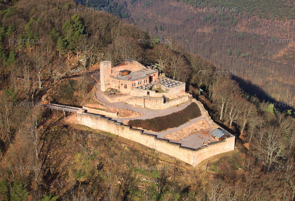 Luftbild: Burgruine Rietburg im Winter in Rhodt unter Rietburg im Bundesland Rheinland-Pfalz in Deutschland. Foto: IMG_61571.jpg vom 18.01.2014 durch Werner Riehm/FLY-FOTO.de