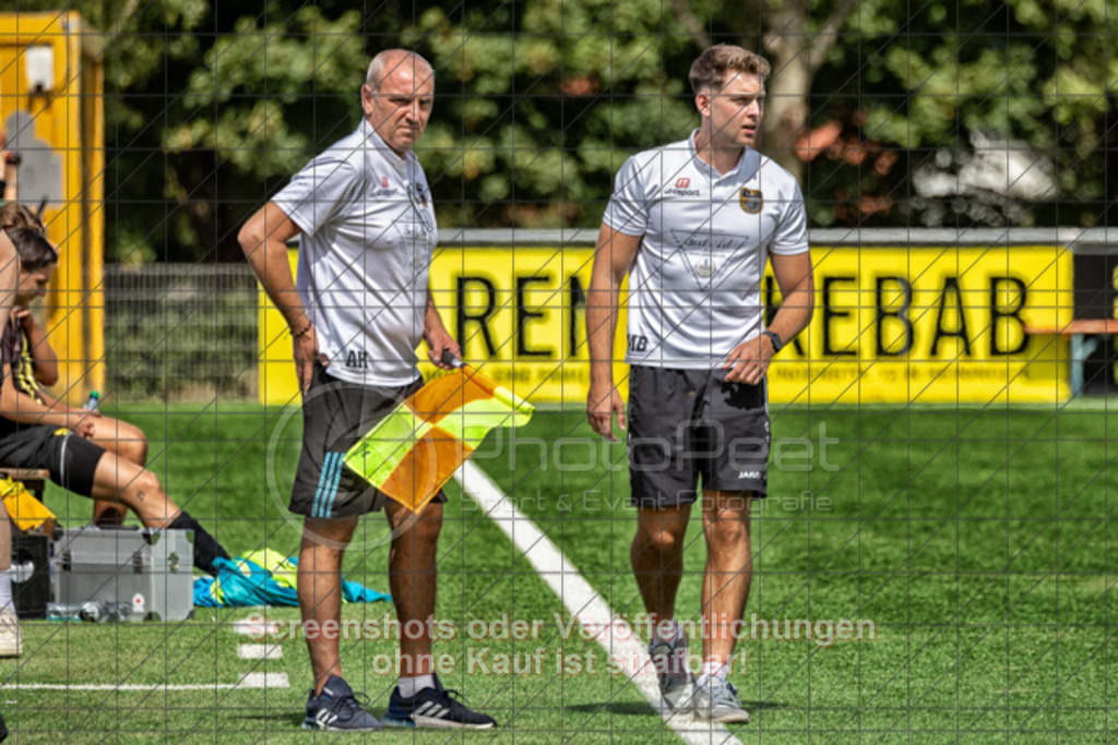 20250824_132245_0376-Bearbeitet | #,1.FC Heiningen II (gelb) vs. 1.Göppinger SV III (weiß), Fußball, Kreisliga B7 - Bezirk Neckar/Fils, 01. Spieltag, Saison 2025/2026, Kunstrasenplatz Sportzentrum Heiningen, Krautgarten 1, 73092 Heiningen, 24.08.2025 - 13:00 Uhr,Foto: PhotoPeet-Sportfotografie/Peter Harich
