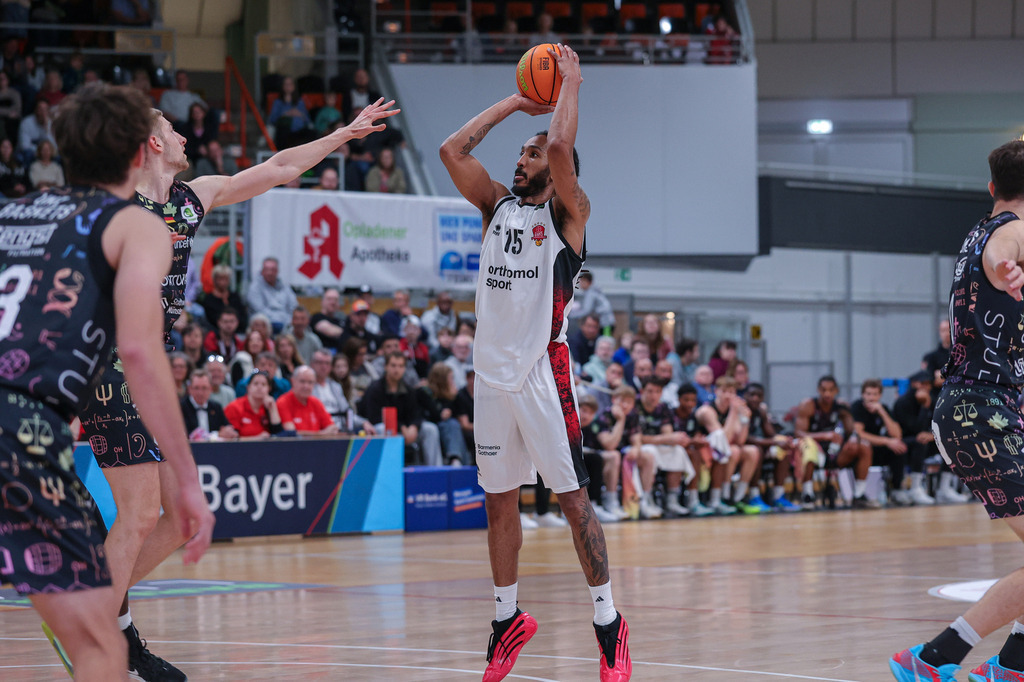 Pro A BAYER GIANTS vs Uni Baskets Münster-63 | Fotos von Basketballspielen aus dem Raum NRW fotografiert von Gero Mueller-Laschet und Daniel Schaefer - Realisiert mit Pictrs.com