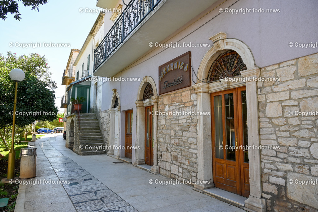 Kroatien_ Korcula_ Insel in Sueddalmatien_ Vela Luka_ 10.09.2024-67 | 10.09.2024, Kroatien, HRV, Korcula, Insel in Sueddalmatien, Vela Luka im Bild Hafen, Hafenansichten, Boot, Boote, Schiff, Schiffe, Gebauede, Adria, Meer, StadtansichtenVela Luka, woertlich Großer Hafen ist ein kroatischer Hafenort auf der Insel Korčula in der oestlichen Adria. Quelle: Wikipedia