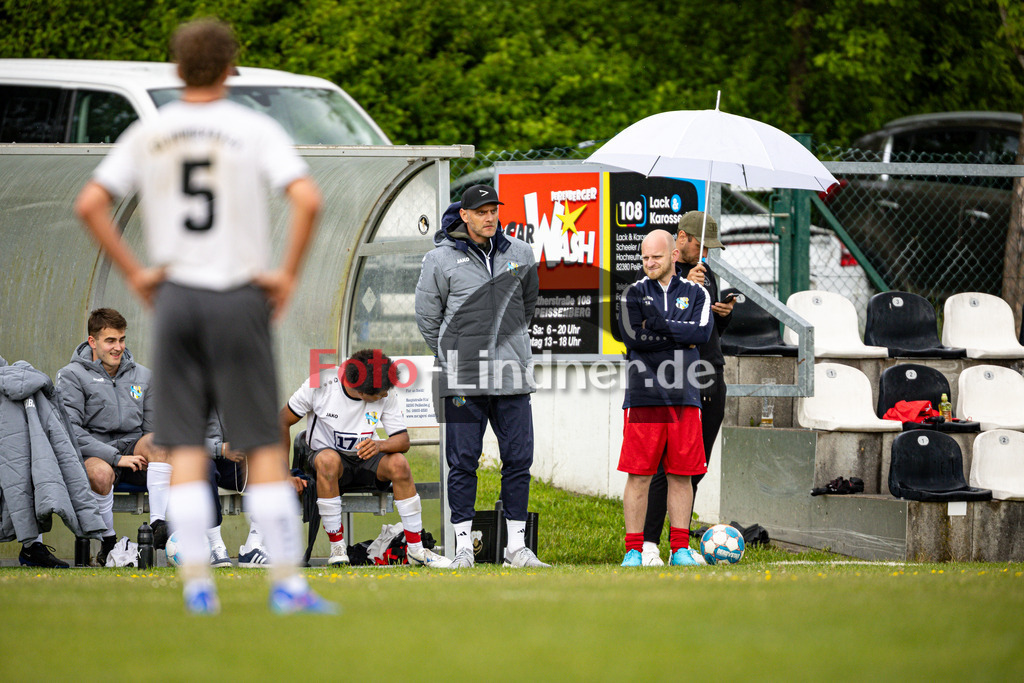 SG Hungerbach gegen SG Aying/Helfendorf | Fußball Herren Klasseliga Gruppe 1 Zugspitze 2025/26, SG Hungerbach gegen SG Aying/Helfendorf, 20250517,Michael SCHÖTTL (SG Hungerbach Trainer) steht im Regen,2025-05-17 in Oberhausen (Sportplatz Oberhausen), Michael SCHÖTTL (SG Hungerbach Trainer)Copyright: WolfgangxLindner www.foto-lindner.de