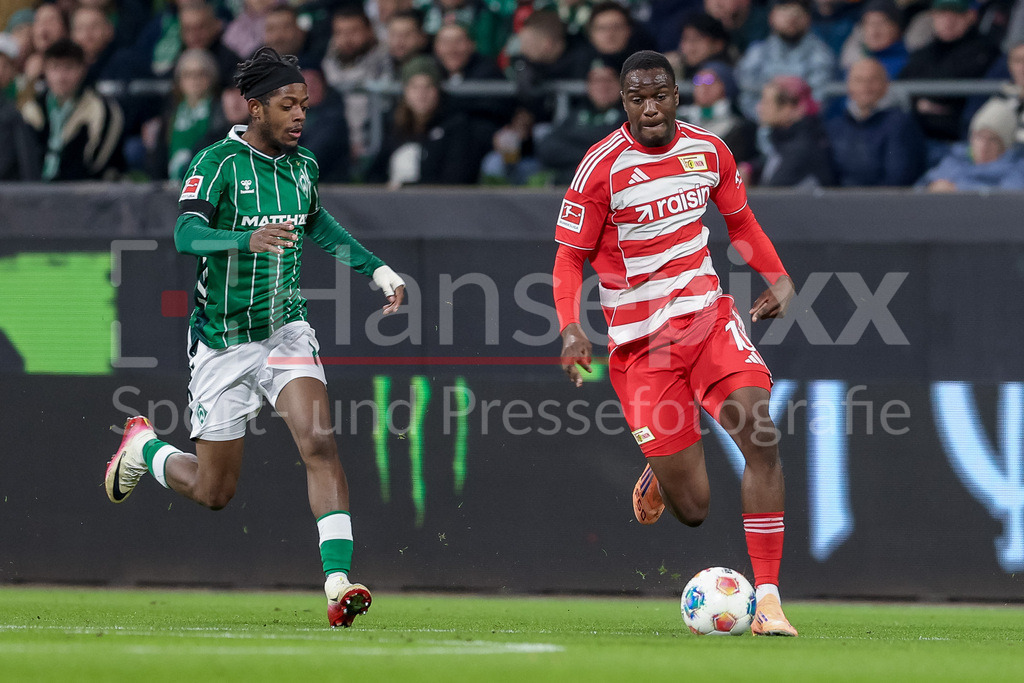Fussball, Bundesliga, SV Werder Bremen - 1. FC Union Berlin | v.li.: Samuel Mbangula (SV Werder Bremen, 7) und Ilyas Ansah (1. FC Union Berlin, 10) im Zweikampf, Duell, Dynamik, Aktion, Action, Spielszene, DIE DFL-RICHTLINIEN UNTERSAGEN JEGLICHE NUTZUNG VON FOTOS ALS SEQUENZBILDER UND/ODER VIDEOÄHNLICHE FOTOSTRECKEN. DFL REGULATIONS PROHIBIT ANY USE OF PHOTOGRAPHS AS IMAGE SEQUENCES AND/OR QUASI-VIDEO.