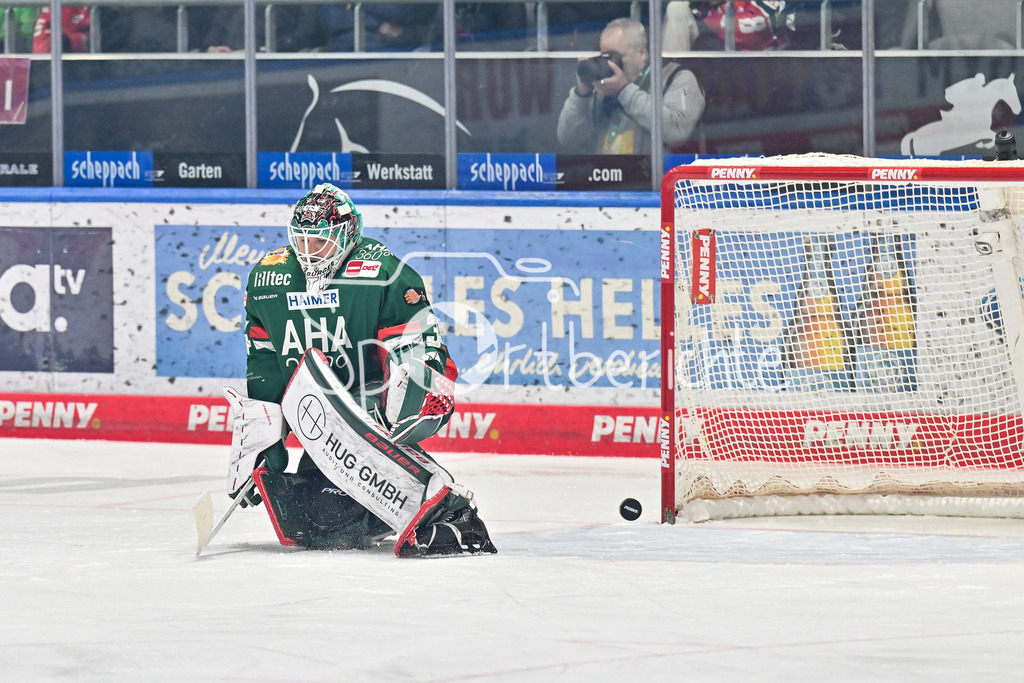 Augsburger Panther - Löwen Frankfurt | AUGSBURG, GERMANY - 16. JANUARY: in dieser Szene rutscht Michael GARTEIG (Augsburger Panther 34 der Puck zum 0-1 durch die Beine / Tor / Torschuetze / Freude / Happy während dem Match zwischen den Augsburger Panthern und den Löwen Frankfurt am 40. Spieltag der penny DEL im Curt Frenzel Stadion