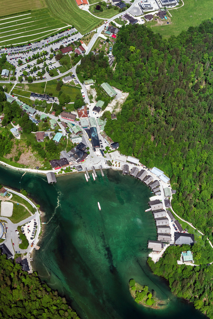dr__0097327.jpg | SCHöNAU AM KöNIGSSEE 19.05.2022 Dorfkern an den See- Uferbereichen des Königsee mit seinen Bootshäusern und Anlegestelle der Schifffahrt Königsee in Schönau am Königssee im Bundesland Bayern, Deutschland. // Village on the lake bank areas of Koenigsee with seinen Bootshaeusern and Anlegestelle of Schifffahrt Koenigsee in Schoenau am Koenigssee in the state Bavaria, Germany. Foto: Daniel Reiter