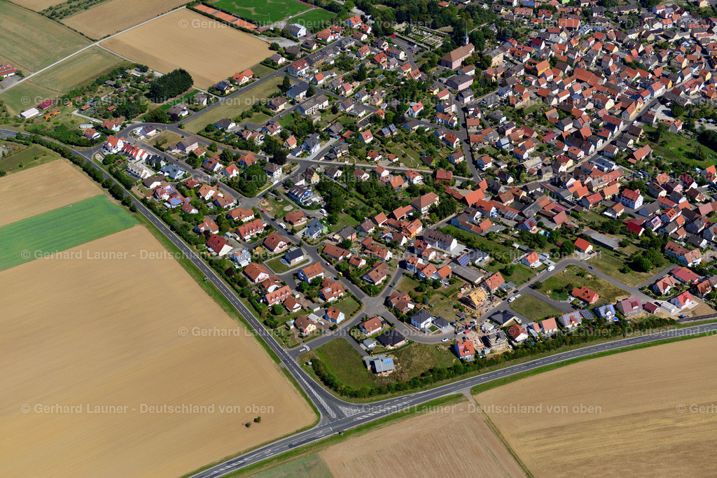 3650047 | HETTSTADT 31.08.2016 Wohngebiet einer Einfamilienhaus- Siedlung  in Hettstadt im Bundesland Bayern, Deutschland // Single-family residential area of settlement  in Hettstadt in the state Bavaria, Germany Foto: Gerhard Launer