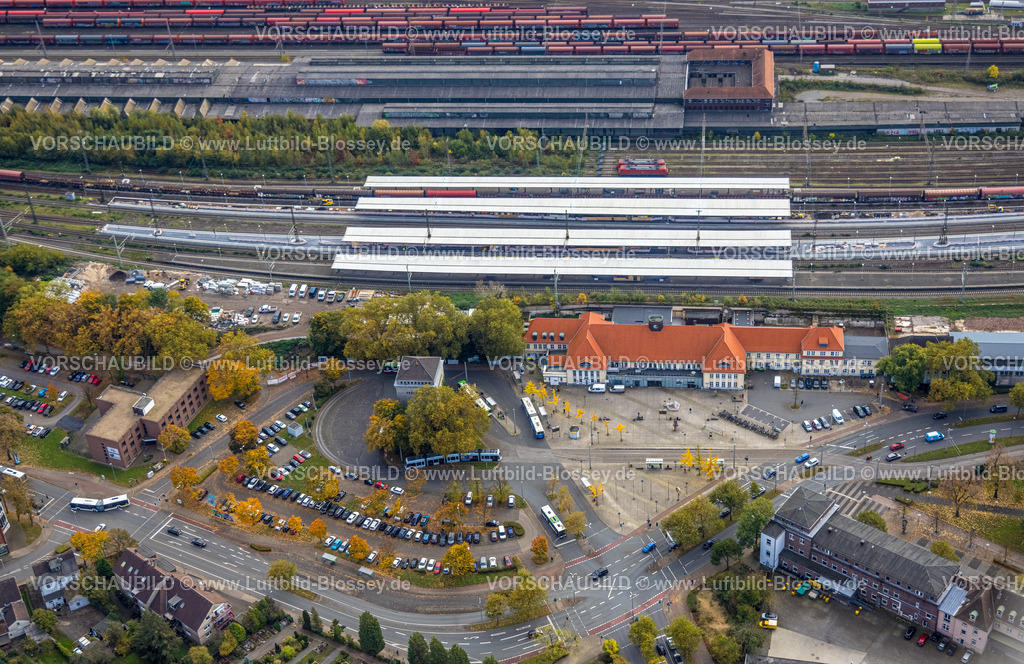 Herne241016054 | Luftbild, Wanne-Eickel Hbf Hauptbahnhof, Bahnhofsgebäude und Bahnhofsvorplatz, Hochbunker, Parkplätze und Busbahnhof, Wanne, Herne, Ruhrgebiet, Nordrhein-Westfalen, Deutschland