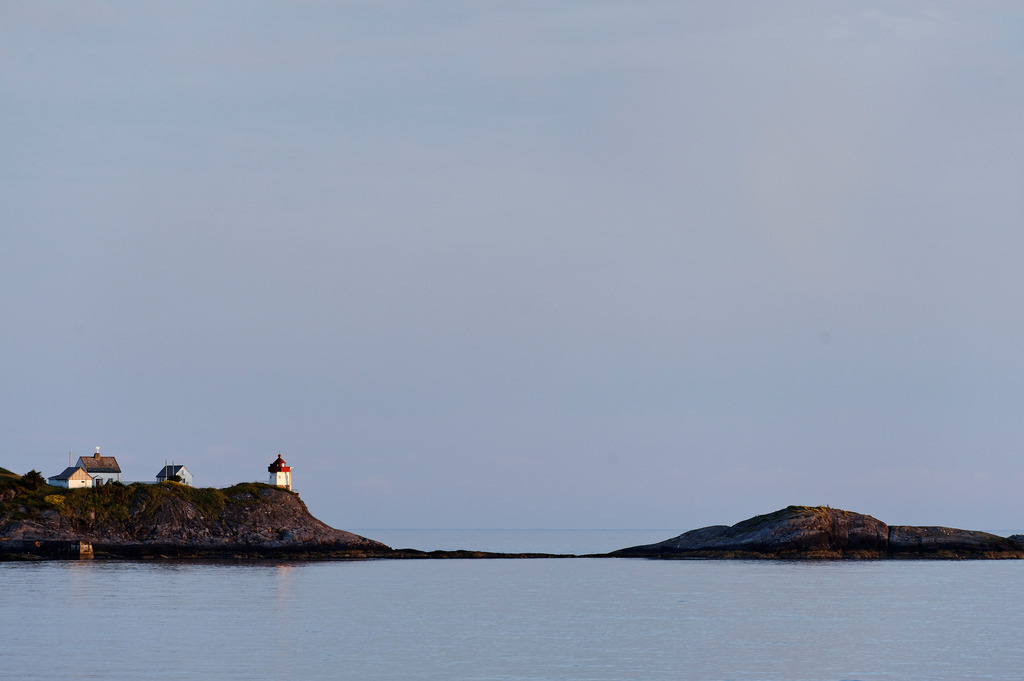 Leuchtturm auf Klippe | , Norwegen - July 16, 2011: Urlaubsreise in Norwegen; Leuchtturm auf Klippe - Realisiert mit Pictrs.com