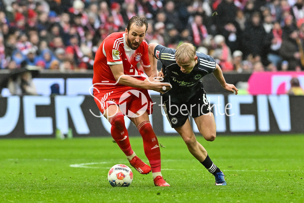 FC Bayern München - Eintracht Frankfurt | MUNICH, GERMANY - 21. FEBRUARY: im Duell Harry KANE (FC Bayern Munich 9) und Oscar HOJLUND (Eintracht Frankfurt 6) während dem Bundesligamatch zwischen dem FC Bayern München und der SG Eintracht Frankfurt am 23. Spieltag in der Allianz Arena / DFL REGULATIONS PROHIBIT ANY USE OF PHOTOGRAPHS AS IMAGE SEQUENCES AND/OR QUASI-VIDEO
