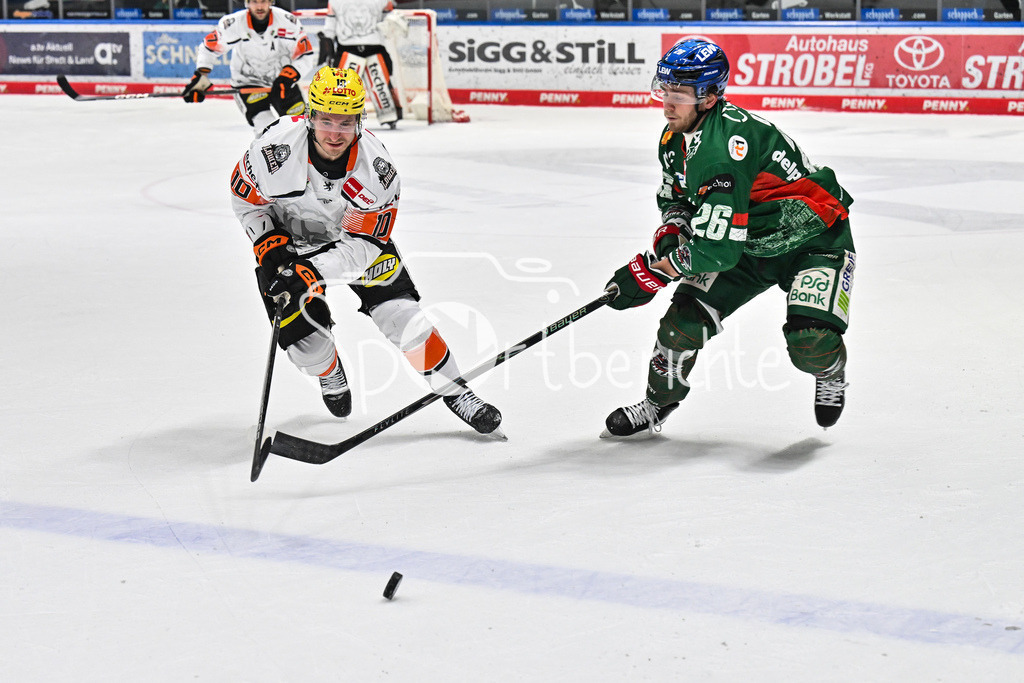 Augsburger Panther - Löwen Frankfurt | AUGSBURG, GERMANY - 16. JANUARY: im Duell Jakob LILJA (Löwen Frankfurt 10) und Alexander BLANK (Augsburger Panther 26) während dem Match zwischen den Augsburger Panthern und den Löwen Frankfurt am 40. Spieltag der penny DEL im Curt Frenzel Stadion