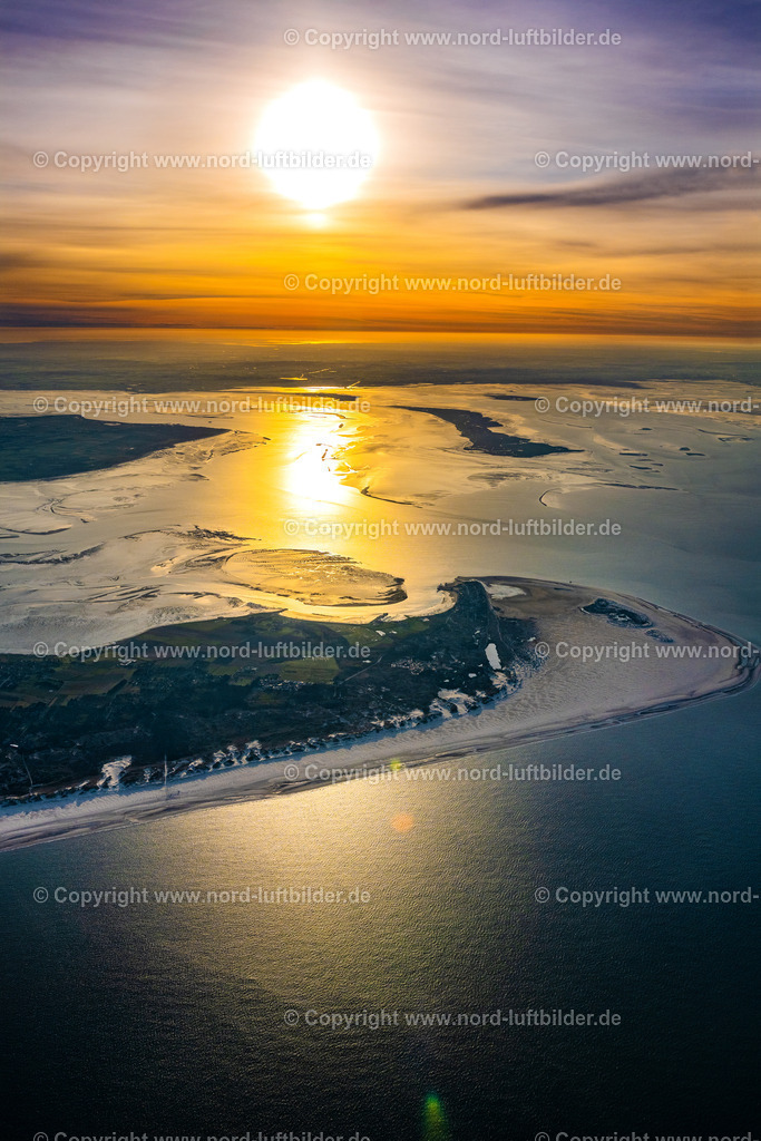 Amrum_Langeneß_Sonnenaufgang_ELS_4018010523 | WITTDüN AUF AMRUM 01.05.2023 Sandstrand - Landschaft des Küstenbereiches der Nordsee im Sonnenaufgang - Insel Amrum im Bundesland Schleswig-Holstein, Deutschland. Weiterführende Informationen bei: AmrumTouristik AöR. // Sandy beach - landscape of the coastal area of the North Sea at sunrise - island in Wittduen on Amrum in the state Schleswig-Holstein, Germany. Further information at: AmrumTouristik AoeR. Foto: Martin Elsen
