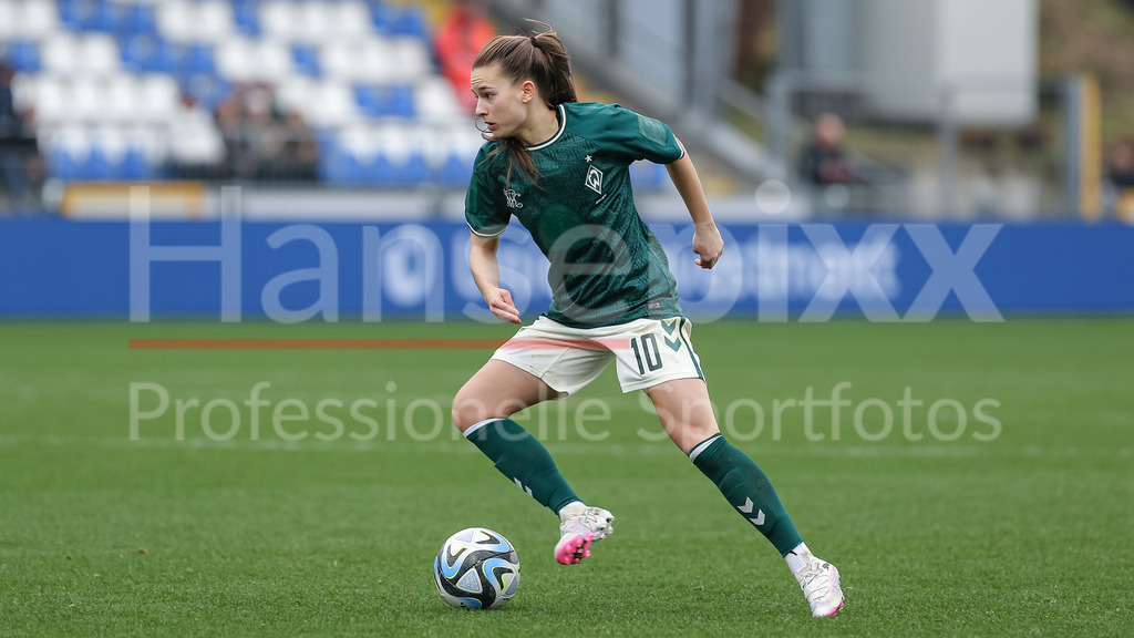 Fussball, Google Pixel Frauen-Bundesliga, TSG 1899 Hoffenheim - SV Werder Bremen | v.li.: Tuana Mahmoud (geb. Keles, SV Werder Bremen, 10) am Ball, Freisteller, Einzelbild, Ganzkörper, Aktion, Action, Spielszene, DIE DFB-RICHTLINIEN UNTERSAGEN JEGLICHE NUTZUNG VON FOTOS ALS SEQUENZBILDER UND/ODER VIDEOÄHNLICHE FOTOSTRECKEN. DFB REGULATIONS PROHIBIT ANY USE OF PHOTOGRAPHS AS IMAGE SEQUENCES AND/OR QUASI-VIDEO.