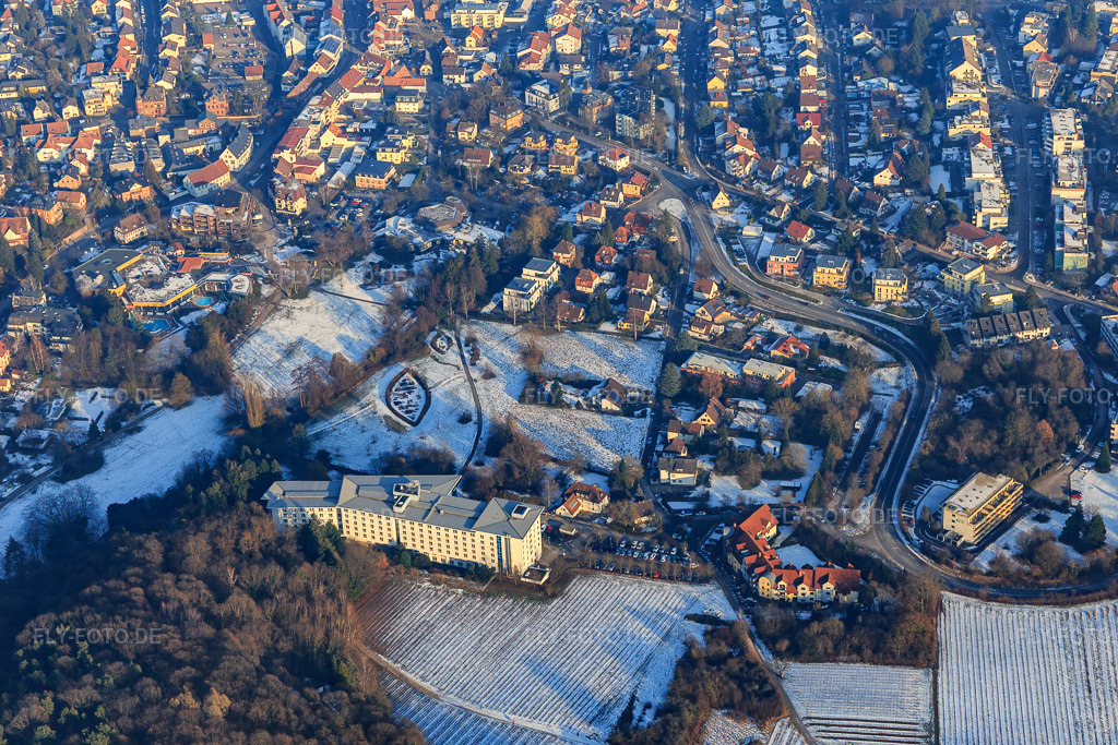 Luftbild: Stadtübersicht im Winter mit wenig Schnee aus Westen mit Kurpark Bad Bergzabern an der Edith-Stein-Fachklinik in Bad Bergzabern im Bundesland Rheinland-Pfalz in Deutschland. Foto: IMG_096418.jpg vom 22.01.2017 durch Werner Riehm/FLY-FOTO.deWWW.REHA-BZA.DE