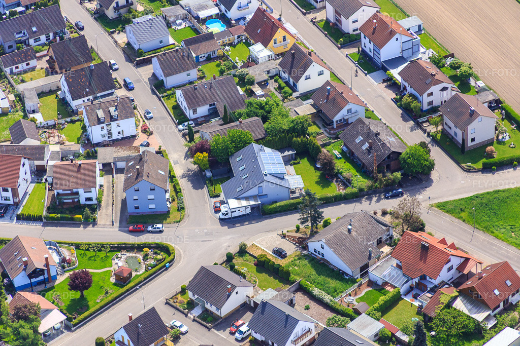 Luftbild: Lärchenstr in Hagenbach im Bundesland Rheinland-Pfalz in Deutschland. Foto: IMG_078545.jpg vom 08.05.2015 durch Werner Riehm/FLY-FOTO.de
