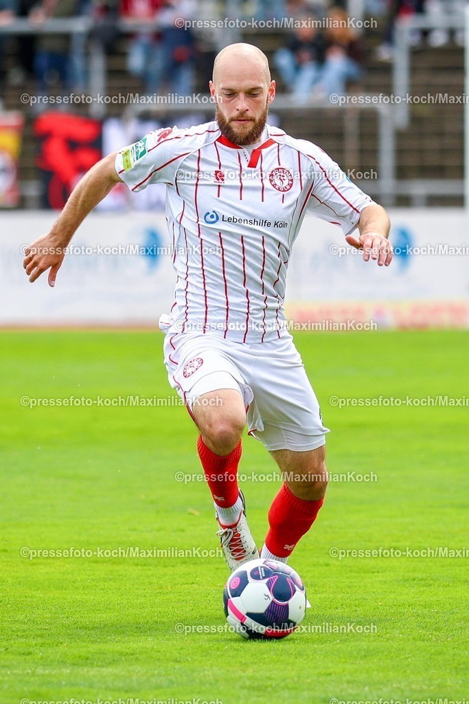 xsefx12042601008 | 12.04.2026, xsefx, Fußball, Regionalliga West, SC Fortuna Köln - FC Schalke 04 II (U23), 29. Spieltag, Südstadion Köln, Saison 2025 2026: Man of the Match, Adrian Stanilewicz mit Lebenshilfeschriftzug auf dem Trikot. DFB regulations prohibit any use of photographs as image sequences and or quasi-video. Photo: xSabinexEffgenxPressefotoKochx