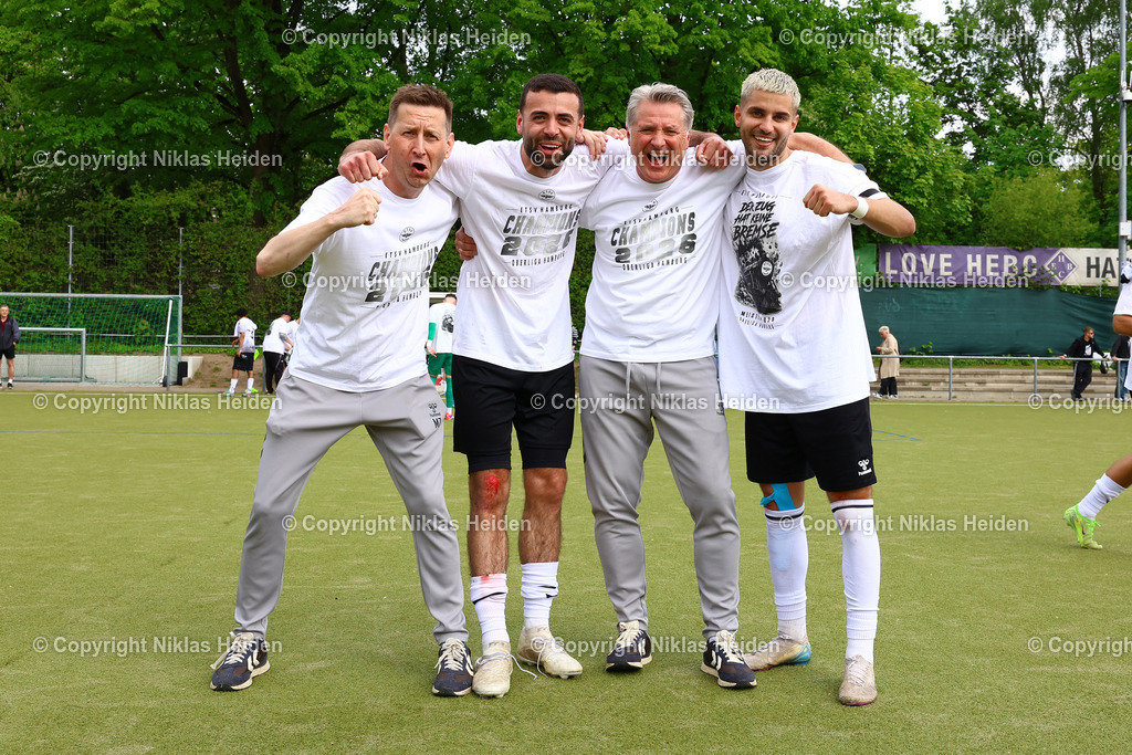 NH_HEBC_ETSVHamburg_OberligaHamburg_10052026 | Ein Fan, #17 Can Kömürcü (ETSV Hamburg), Jasmin Huremovic (Manager, ETSV Hamburg) und #10 Erolind Krasniqi (ETSV Hamburg) bejubeln die Meisterschaft in der Oberliga Hamburg. Fußball I Herren I Gamesright Oberliga Hamburg I Saison 2025-2026 I 33. Spieltag I HEBC - ETSV Hamburg I 10.05.2026 I Reinmüllersportplatz