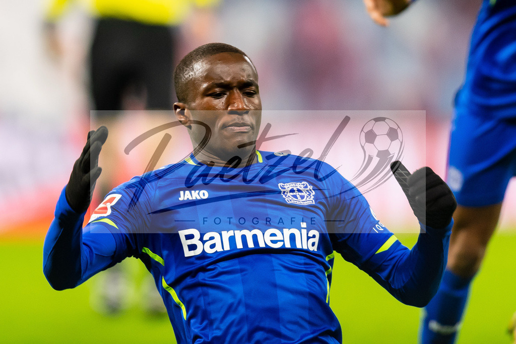 RBLLEV20211128_059 | Fussball, Herren: Moussa Diaby (Bayer 04 Leverkusen) Torjubel, jubelt nach seinem Treffer zum 0:2 bei dem Spiel der 1. Bundesliga zwischen RB Leipzig und Bayer 04 Leverkusen in der Red Bull Arena am 28.11.2021 in Leipzig, Deutschland.DFB / DFL REGULATIONS PROHIBIT ANY USE OF PHOTOGRAPHS AS IMAGE SEQUENCES AND/OR QUASI-VIDEO. - Realisiert mit Pictrs.com