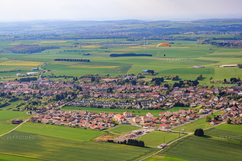 Vue aérienne: Vue de la ville depuis le sud-est à Villers-la-Montagne dans le département Meurthe et Moselle, France – .Photo: IMG_39724.jpg prise le 16/04/2011 par Werner Riehm/FLY-FOTO.eu – Résolution de l'original: 4752 x 3168 px