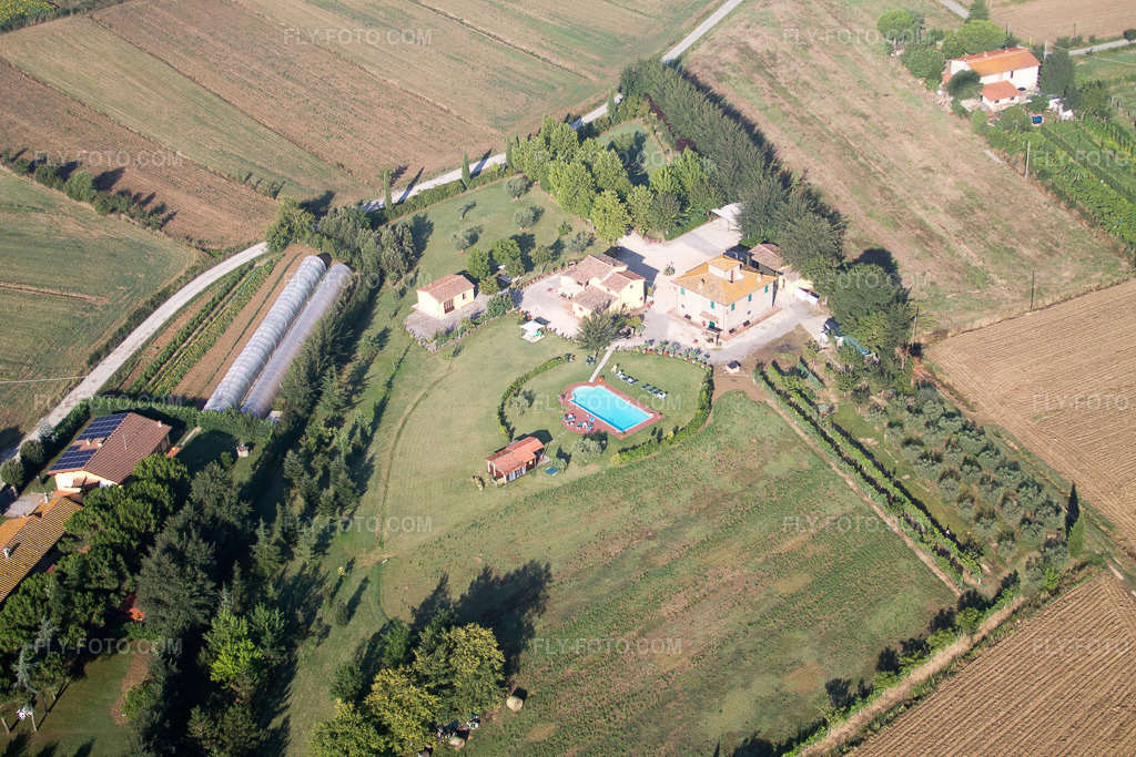 Aerial view: View of the town in Mucchia in the state Tuscany, Italy. – Photo: IMG_43801.jpg taken on 07/29/2011 by Werner Riehm/FLY-FOTO.com – Resolution of the original: 4272 x 2848 px