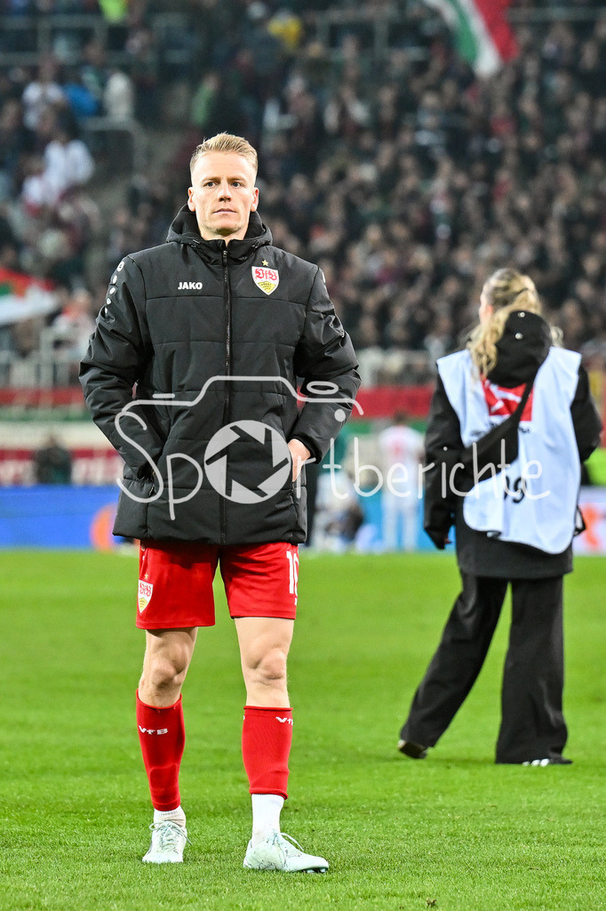 FC Augsburg - VfB Stuttgart | AUGSBURG, GERMANY - 22. MAERZ: die Spieler der Gäste feiern zusammen mit den Fans den Auswärtssieg in Sutttgart nach dem Bundesligamatch zwischen dem FC Augsburg und dem VfB Stuttgart am 27. Spieltag in der WWK Arena / DFL REGULATIONS PROHIBIT ANY USE OF PHOTOGRAPHS AS IMAGE SEQUENCES AND/OR QUASI-VIDEO / Chris FÜHRICH (VfB Stuttgart 10)