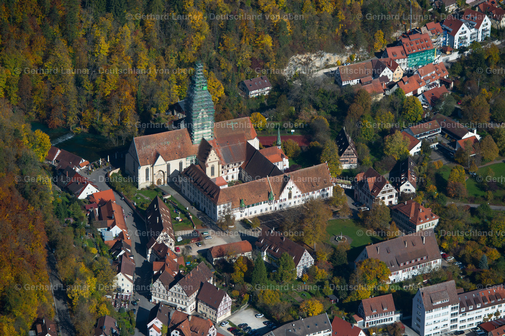 3704749 | BLAUBEUREN 16.10.2017 Kirchengebäude " Klosterkirche Blautopf " an der Straße Klosterhof in Blaubeuren im Bundesland Baden-Württemberg, Deutschland. // Church building " Klosterkirche Blautopf " on street Klosterhof in Blaubeuren in the state Baden-Wurttemberg, Germany. Foto: Gerhard Launer